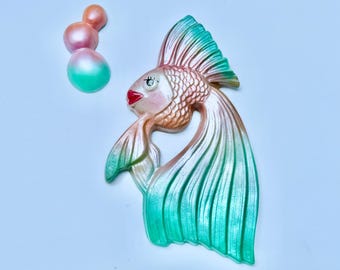 Decoración de pared de peces de yeso con un toque kitsch: Melocotón y turquesa antropomórficos, estilo vintage.