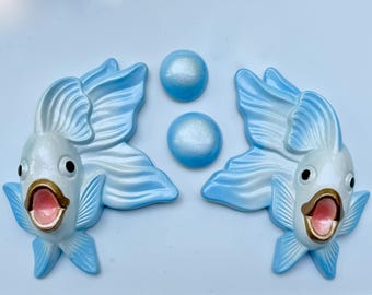 Placas de pared de yeso con forma de pez de estilo vintage: decoración náutica para la habitación del bebé.