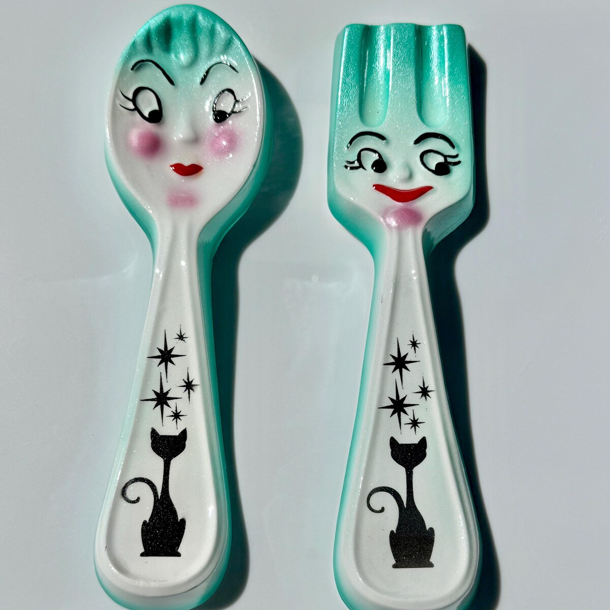 Vintage Atomic Style Chalkware Wall Decor – Retro Spoon & Fork With Mid Century Cat Design