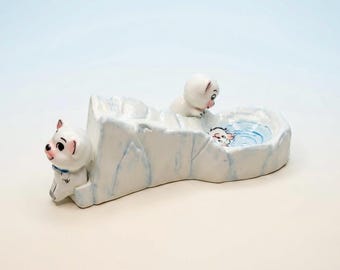 Escultura artística de cuchara y portarecetas con forma de cachorro de oso polar al estilo Holt Howard.