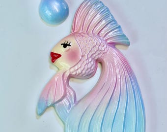 Decoración de pared con peces de yeso de estilo kitsch: placas antropomórficas de estilo vintage