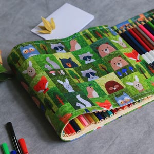 Matita arrotolabile in tela di cotone con motivo floreale e animali: organizer per articoli artistici