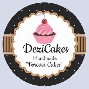 Pu&ograve; includere: Un cerchio bianco e nero con puntini bianchi. Un cerchio marrone a festoni con un cupcake bianco con glassa rosa e una ciliegia rossa in cima. Il testo "DeziCakes" in corsivo nero e "Handmade "Forever Cakes"" in testo nero.