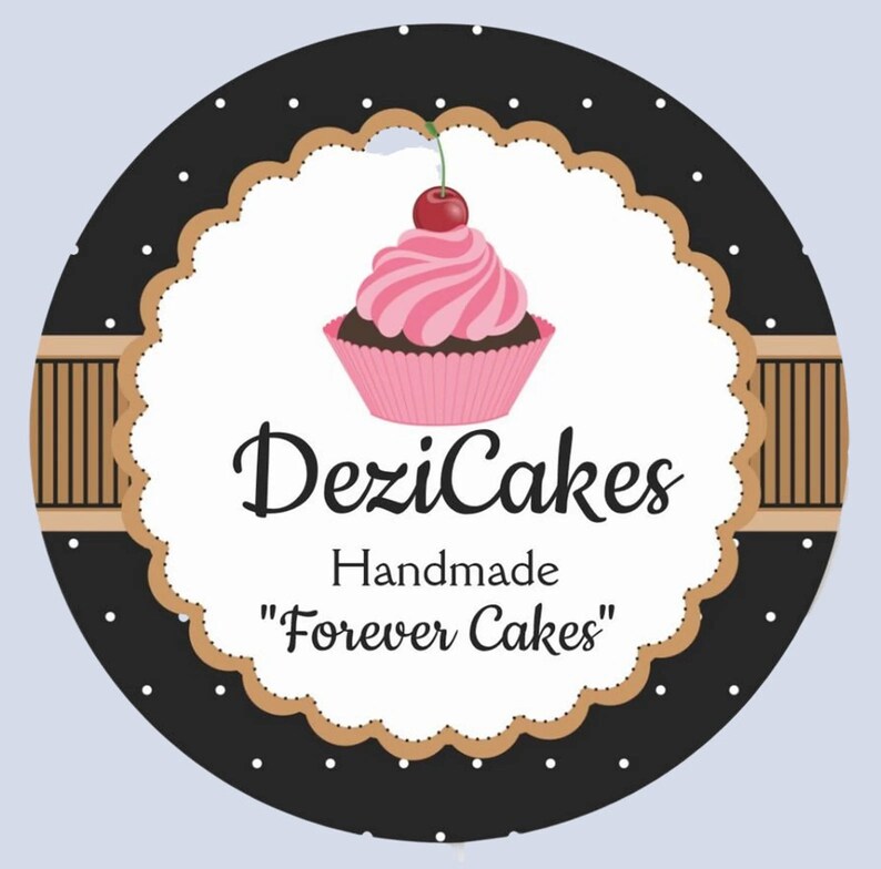 Pu&ograve; includere: Un cerchio bianco e nero con puntini bianchi. Un cerchio marrone a festoni con un cupcake bianco con glassa rosa e una ciliegia rossa in cima. Il testo "DeziCakes" in corsivo nero e "Handmade "Forever Cakes"" in testo nero.