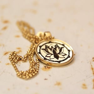 Collar de moneda de oro macizo de 14 k Collar de loto de oro de 14 k Collar con dije de oro Colgante de moneda de flor de loto Colgante de loto de oro Collar con dije de loto