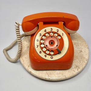 ビンテージ品、動作しないオレンジ色のE.N.Tel製ロータリーダイヤル式電話機、アルゼンチン製