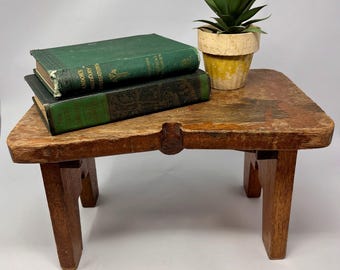 Drewniany stołek w stylu vintage
