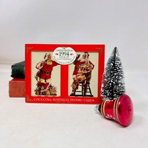 Cartas de Baralho Coca-Cola™ Nostalgia com Design de Papai Noel, 2 Baralhos de Cartas Fechadas em Lata Colecionável