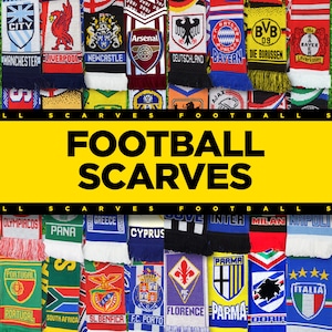 Puede incluir: Una colección de coloridas bufandas de fútbol, cada una con los logotipos y colores de los equipos. Las bufandas están dispuestas en filas, con las palabras "FOOTBALL SCARVES" en letras grandes y en negrita. La imagen muestra una variedad de afiliaciones de equipos.