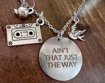 Colar inspirado na parede do jardim - "Ain't That Just The Way" Presente para amigo, presente para namorada, animação, desenho animado, otgw, nerd