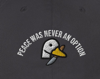 Gans bestickter Hut, Frieden war nie eine Option, Gänsehut, Gans ohne Titel, Gänsespiel, Gans mit Messer, alberner Gänsehut, Messer