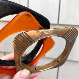 Stapla 3 fyrkantiga vintage armband i svart orange plast och mässing. Boho.