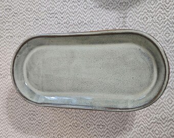 Bandeja de 5 x 11 pulgadas, color gris con matices marrones y azules.