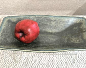 Bandeja multiusos para servir o guardar tesoros. Medidas: 15 x 30 cm.