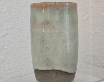 Vaso de 10 oz. en color beige con matices terracota.