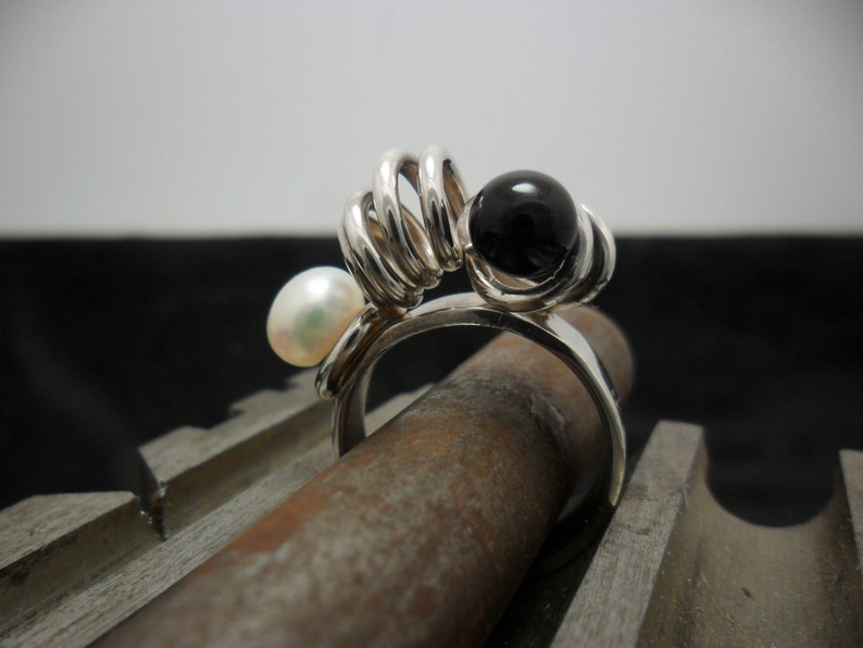 Sterling silver ring adorned with onyx and cultivated pearl