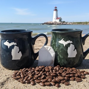 Tazas Michigan con diseño artístico arenado en azul marino o verde bosque imagen 1
