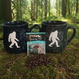Taza de 16 onzas con diseño de Pie Grande/Sasquatch, arenado, azul marino jaspeado o verde bosque