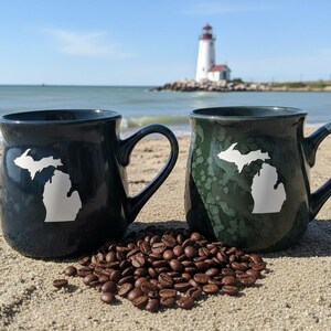 Tazas Michigan con diseño artístico arenado en azul marino o verde bosque imagen 2