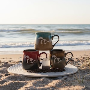 Kubki do kawy Sandblasted Art Great Lakes Design w kolorach: niebiesko-brązowym, rdzawo-beżowym i brązowo-beżowym