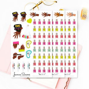 Pu&ograve; includere: Un set di 3 fogli di adesivi per smalto per unghie con vari disegni, tra cui mani, bottiglie di smalto per unghie e il testo "OMG I need nails done" e "Nail'd It".