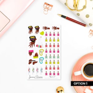 Pu&ograve; includere: Un foglio di adesivi per smalto per unghie colorati con vari disegni di nail art, tra cui mani, bottiglie di smalto per unghie e il testo "OMG I need a mani". Gli adesivi sono su uno sfondo bianco e sono etichettati "Nail'd It" con il nome dell'artista e il suo sito web.