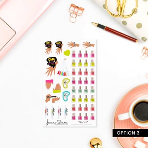 Pu&ograve; includere: Un foglio di adesivi per smalto per unghie colorati con vari disegni, tra cui bottiglie di smalto per unghie, mani e il testo "OMG I need a mani". Gli adesivi sono su uno sfondo bianco e sono etichettati "Nail'd It".