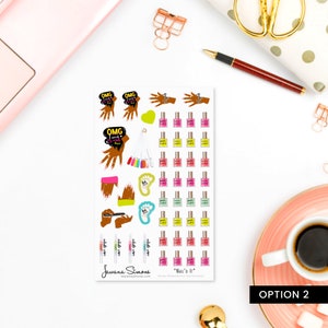 Pu&ograve; includere: Un foglio di adesivi per smalto per unghie colorati con vari disegni, tra cui bottiglie di smalto per unghie, mani e il testo "OMG I need a mani day". Gli adesivi sono su sfondo bianco e sono perfetti per aggiungere un tocco di divertimento al tuo planner o diario.