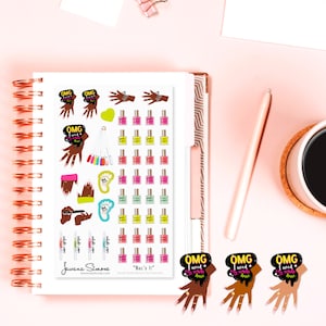 Pu&ograve; includere: Un foglio di adesivi con bottiglie di smalto per unghie, mani e la frase "OMG I need my nails done". Gli adesivi sono su uno sfondo bianco con un taccuino rosa e oro e una tazza di caff&egrave; sullo sfondo.
