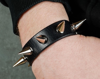 Pulsera tipo brazalete de cuero negro con pinchos, hecha a mano
