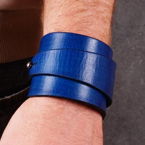 Pulsera tipo brazalete de cuero azul hecha a mano, 5 cm de ancho, tamaños de 6,5 a 8 pulgadas.