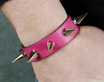Pulsera rígida de cuero rosa hecha a mano con tachuelas: accesorio de rock and roll.