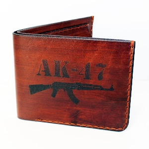 Portafoglio in pelle AK-47, fantastico articolo in pelle, portafoglio da uomo, porta carte di credito, regalo per uomo. Fucile d'assalto AK-47.