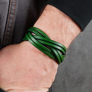 Handgemaakte groene leren gevlochten manchetarmband