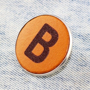 Insignia con pin del alfabeto, letras de la A a la Z, insignia para niños, accesorios de letras, accesorios de cuero, gran regalo.
