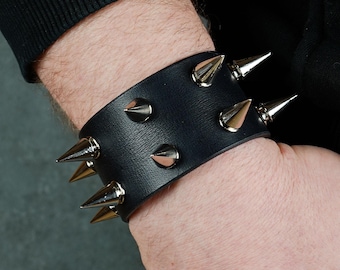 Pulsera tipo brazalete de cuero negro con tachuelas hecha a mano: Accesorios punk