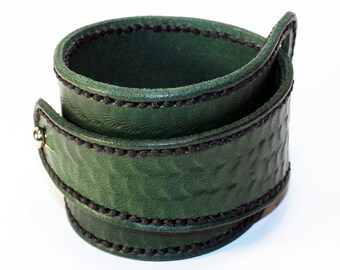 Grünes Lederarmband, Lederaccessoires, grüne Armspange, Damen Manschette, Herren Armband, Geburtstagsgeschenk, tolles Geschenk.