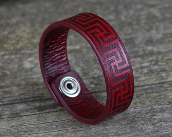 Bracciale rigido in pelle rossa fatto a mano: design geometrico
