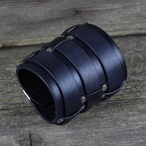 Brazalete de cuero negro, pulsera rockera, pulsera de hombre, brazalete de mujer, accesorios de cuero, gran regalo.