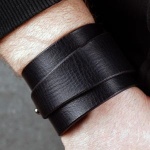 Handgemaakte zwart leren manchetarmband: uniseks polsbandje