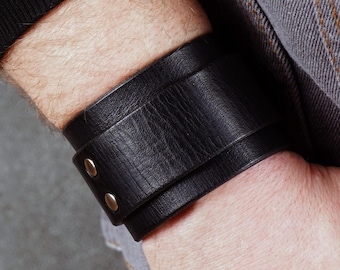 Brazalete de cuero negro: accesorio unisex de cuero italiano