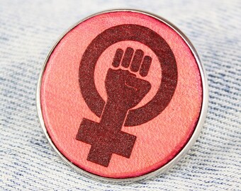 Feministische leren pin: symbool voor vrouwenrechten