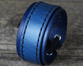 Pulsera de cuero azul hecha a mano: accesorio unisex ajustable