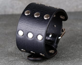 Brazalete de cuero negro hecho a mano: cuero italiano, estilo rockero
