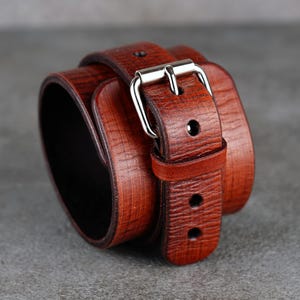 Bracciale rigido in pelle marrone fatto a mano: accessorio in pelle italiana
