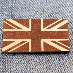 Peut inclure: Un patch en cuir marron avec un motif de drapeau britannique en blanc.