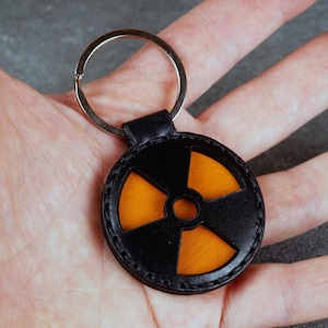 Llavero de cuero hecho a mano con símbolo de radiación: llavero de riesgo biológico
