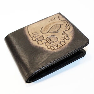 Cartera de piel con calavera, estupendo articulo de piel, cartera negra de hombre, cartera para tarjetas de credito, regalo para hombre, cartera de piel con calavera.