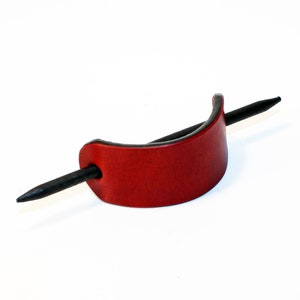 Handgefertigte Haarspange aus rotem Leder mit Holzstab