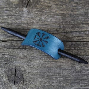 Leder Vegvisir Haarspange: Wikinger Haarspange mit Holzstab